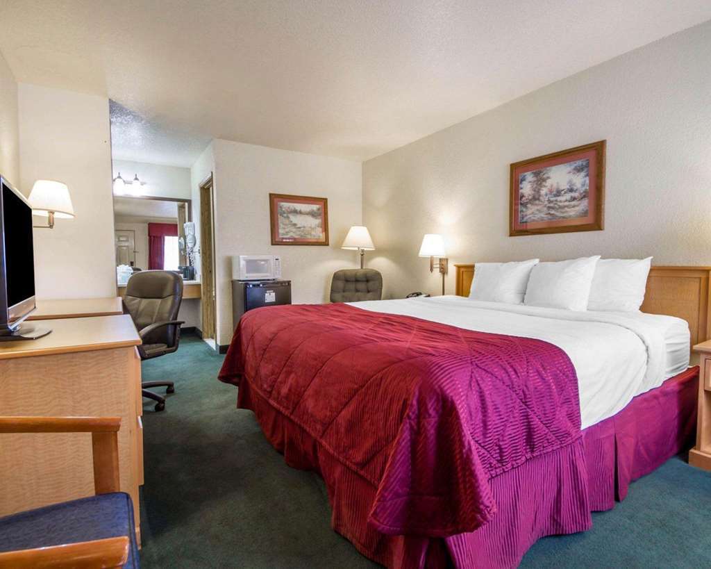 Clarion Hotel By Humboldt Bay Eureka Room photo